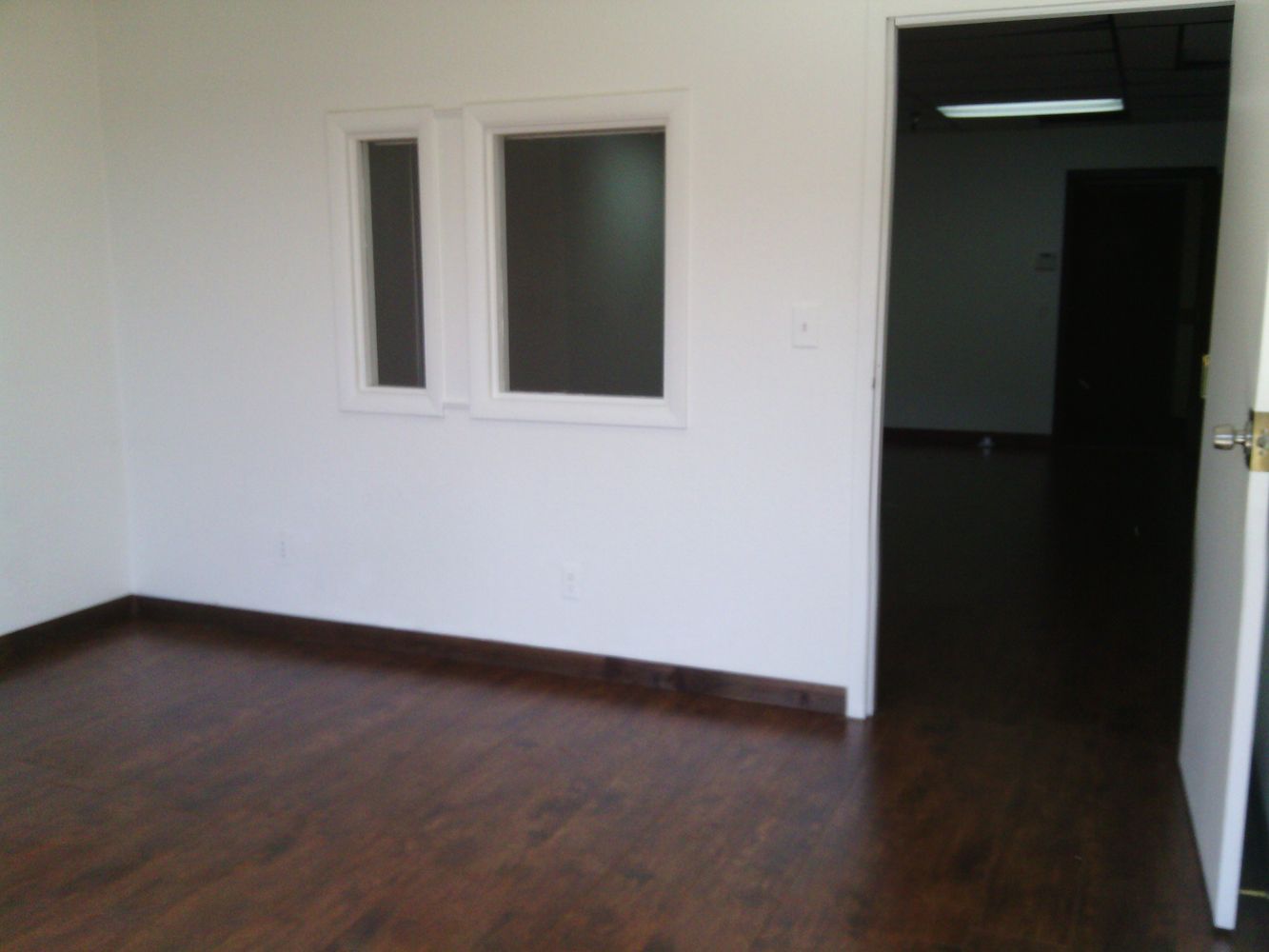 GOOD LOOKING OFFICE, NEW WOOD FLOORING. EASY LEASE